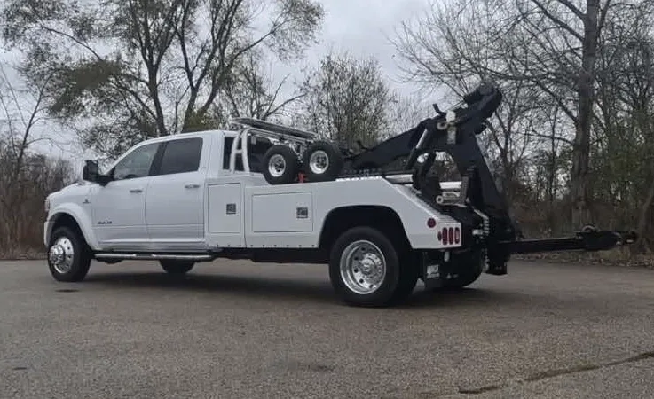 Minneapolis wrecker equipment securing damaged vehicle